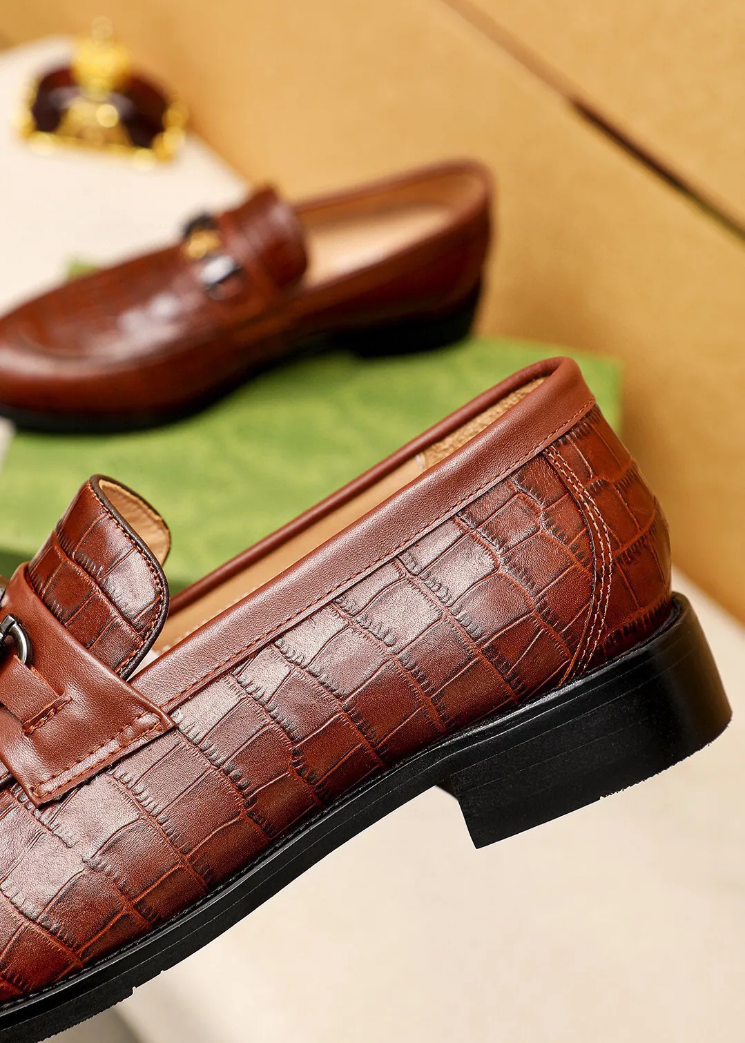 Men's shoes 💰442 💐 Product trademark: GUCCI "Gucci" casual leather shoes Regular size: 38-44 (45.46🉑️customized) Product materials: Selected imported first-layer calfskin embossed upper + luxury hardware buckle, imported water-dyed cow leather lining. Strong three-dimensional visual effect, combined outsole Color: 2⃣️colors available